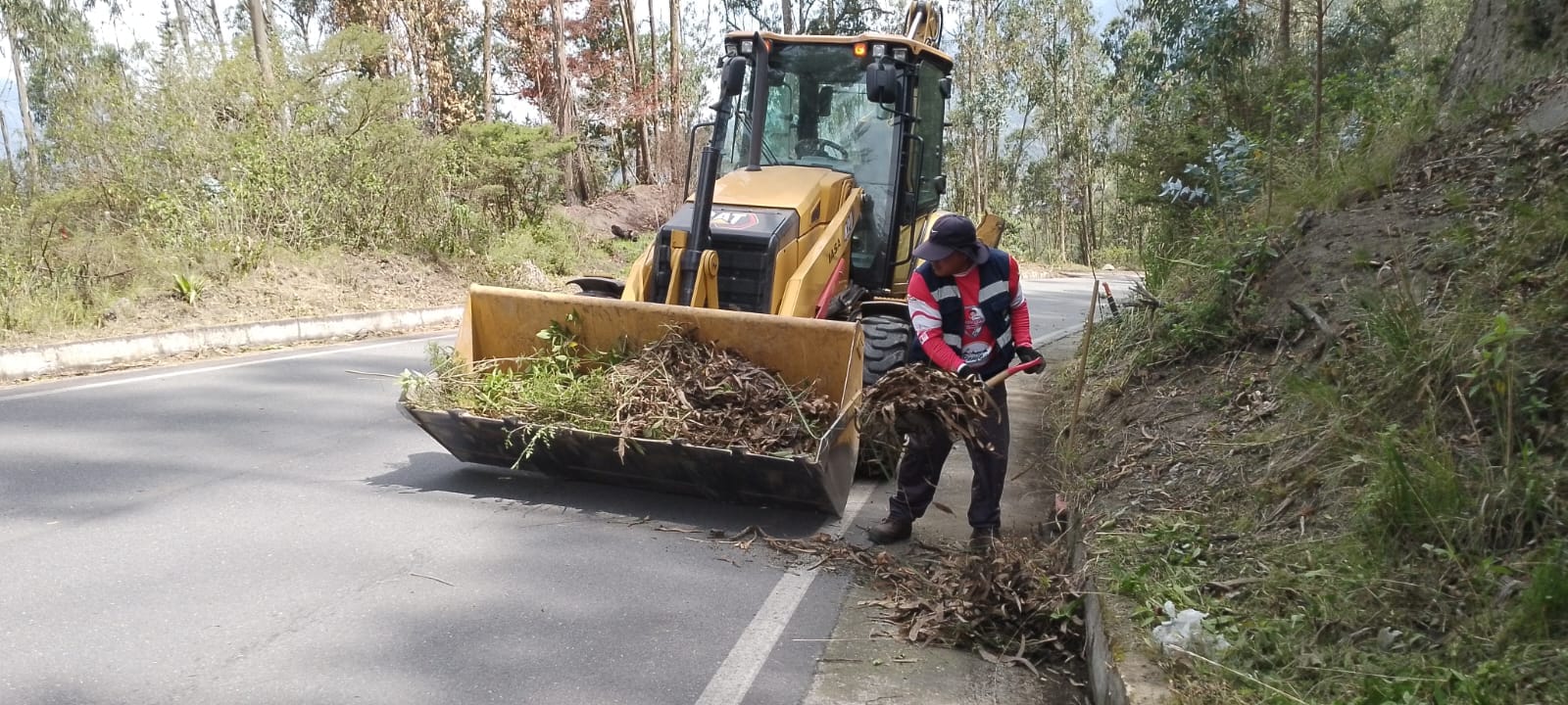 Trabajos de limpieza en la vía San Pablo - Asacucho.