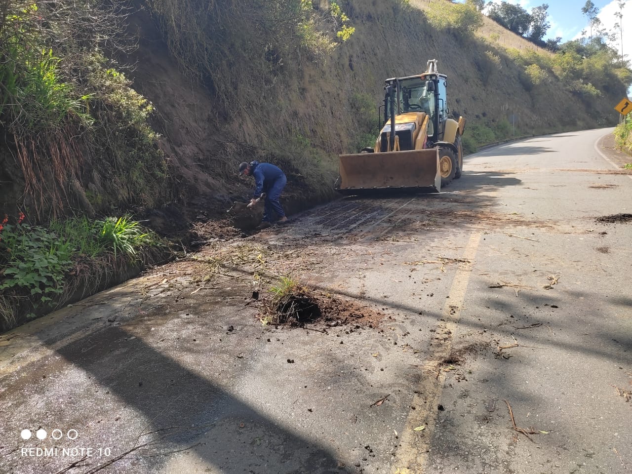 TRABAJOS DE LIMPIEZA EN LAS VÍAS DE LA PARROQUIA 