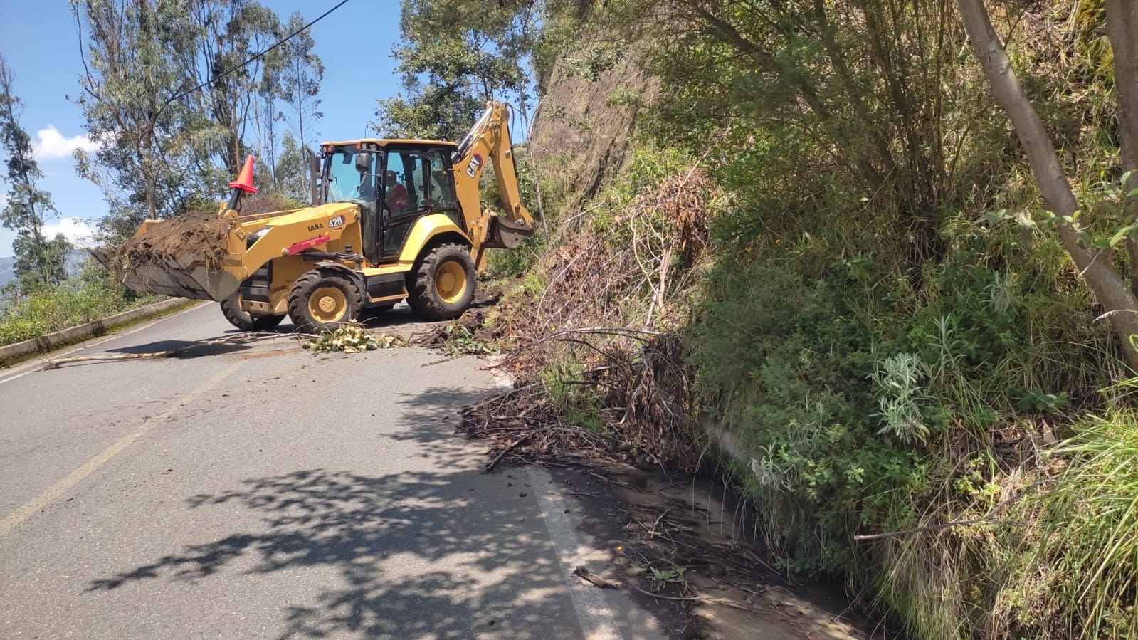 TRABAJOS DE LIMPIEZA EN LAS VÍAS DE LA PARROQUIA 