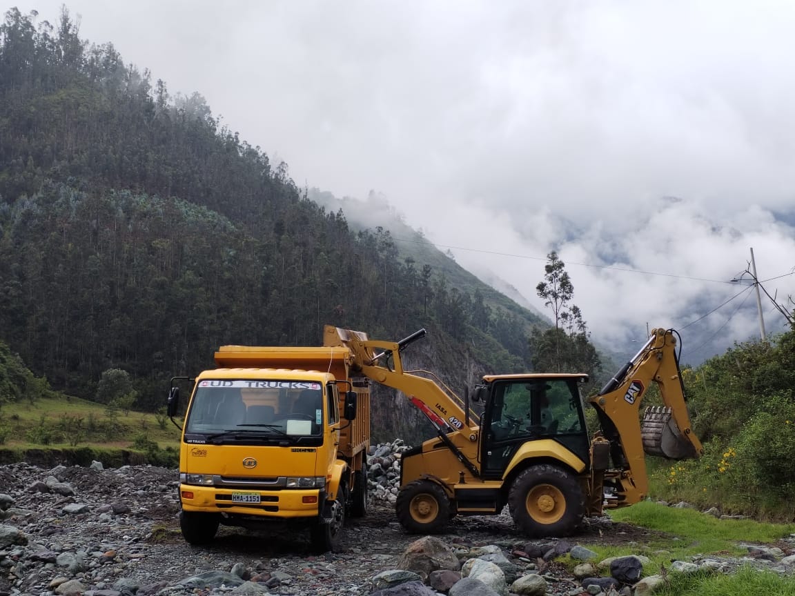 Unidos por el puente del río Puela