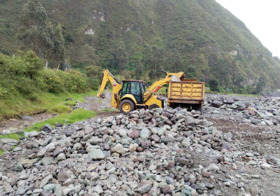 Unidos por el puente del río Puela